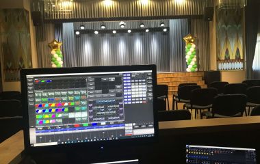 Сучасне технічне оснащення актової зали школи.