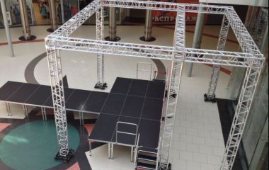 Дах є, а де ж сцена?