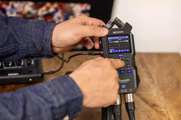 Zoom H4essential портативный 4-дорожечный рекордер, 32-bit float