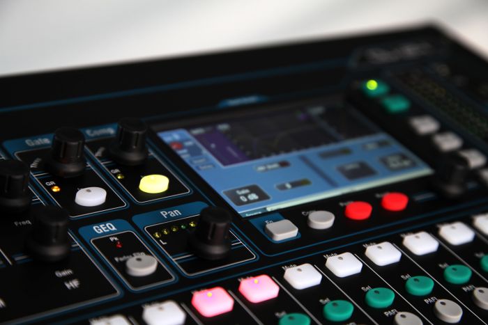 Allen Heath QU-24 Мікшерний пульт