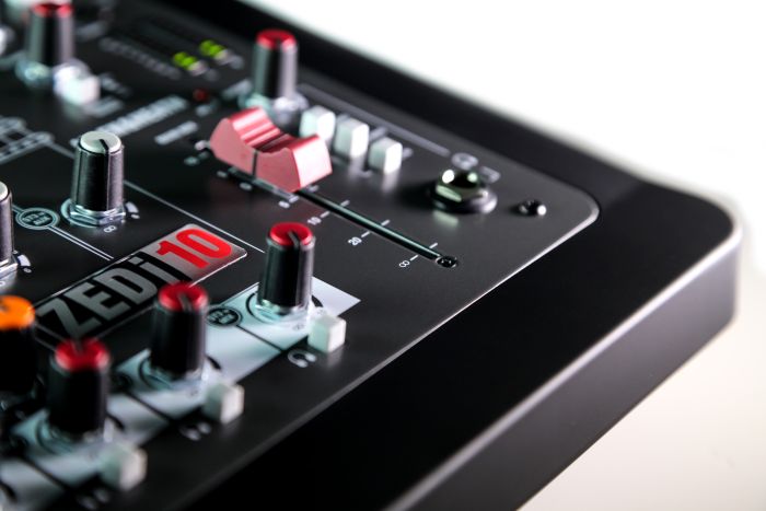 Allen Heath ZEDi-10 Мікшерний пульт Allen Heath ZEDi-10