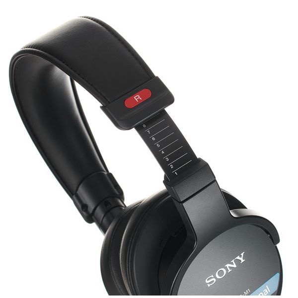 SONY PRO MDR-M1 Студійні навушники закритого типу; Складна конструкція; В комплекті сумка, адаптер Jack3.5 / 6.3 мм.