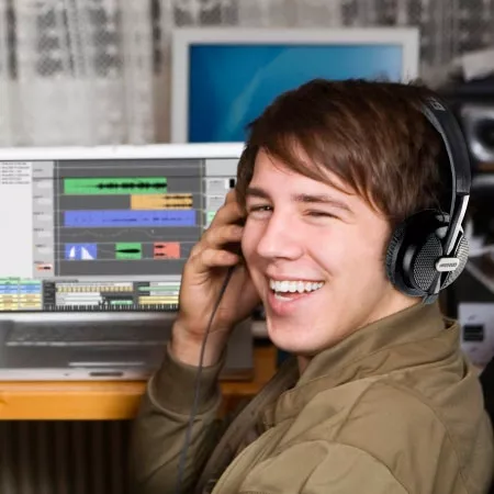 BEHRINGER HPS5000 Студійні навушники закритого типу; Овальні амбушюри; АЧХ 20-20кГц; Адаптер-джек 6,3мм.