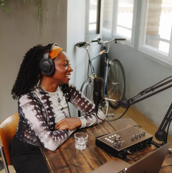 Audio-Technica ATH-M20X студійні моніторні навушники закритого типу; Поворотна на 15 градусів конструкція чашок; В комплекті кабель та 6,3 мм. адаптер-джек; Вага: 190 г.