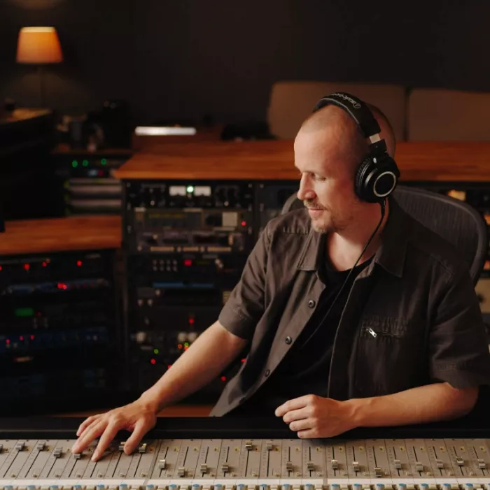 Audio-Technica ATH-M50XWH студійні моніторні навушники закритого типу; Поворотна на 90 градусів конструкція чашок; Моніторинг одним вухом; Складна конструкция; В комплекті 3 кабелі, 6,3мм. адаптер-джек, чохол для зберігання; Вес 280г.