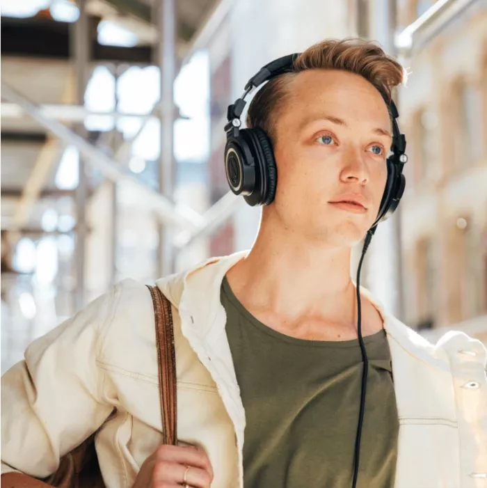 Audio-Technica ATH-M50XWH студійні моніторні навушники закритого типу; Поворотна на 90 градусів конструкція чашок; Моніторинг одним вухом; Складна конструкция; В комплекті 3 кабелі, 6,3мм. адаптер-джек, чохол для зберігання; Вес 280г.