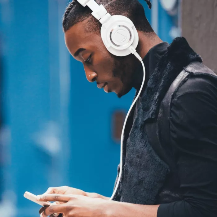 Audio-Technica ATH-M50X моніторні навушники закритого типу; Поворотна на 90 градусів конструкція чашок; Моніторинг одним вухом; Складна конструкция; В комплекті 3 кабелі, 6,3мм. адаптер-джек, чохол для зберігання; Вага 280 г.