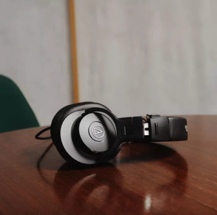 Audio-Technica ATH-M30X студійні моніторні навушники закритого типу; Поворотна на 15 градусів конструкція чашок; Складна конструкция; В комплекті 6,3мм. адаптер-джек, чохол для зберігання; Вага: 220 г.