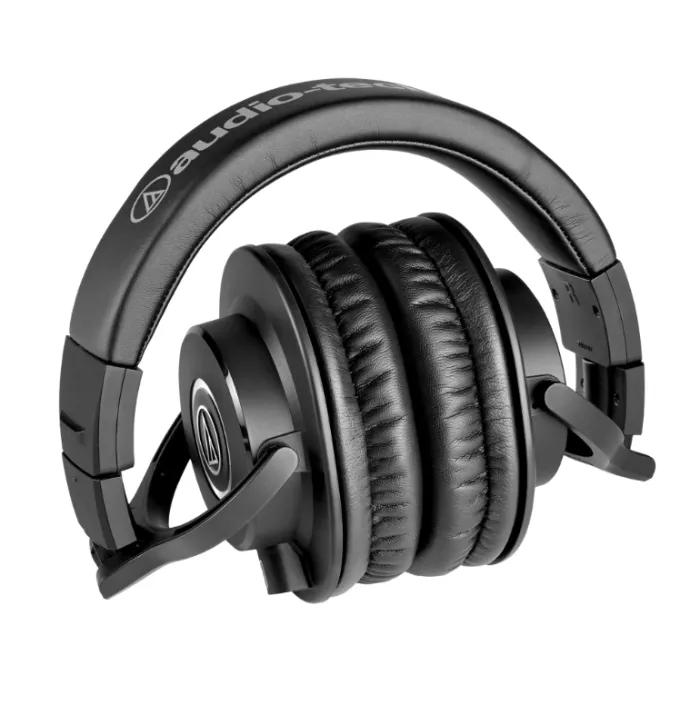 Audio-Technica ATH-M40X моніторні навушники закритого типу; Поворотна на 90 градусів конструкція чашок; Моніторинг одним вухом; Складна конструкция; В комплекті 2 кабелі, 6,3мм. адаптер-джек, чохол для зберігання; Вага 240г.