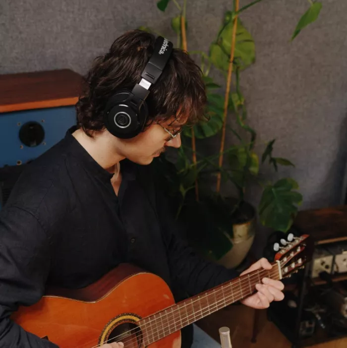 Audio-Technica ATH-M40X моніторні навушники закритого типу; Поворотна на 90 градусів конструкція чашок; Моніторинг одним вухом; Складна конструкция; В комплекті 2 кабелі, 6,3мм. адаптер-джек, чохол для зберігання; Вага 240г.