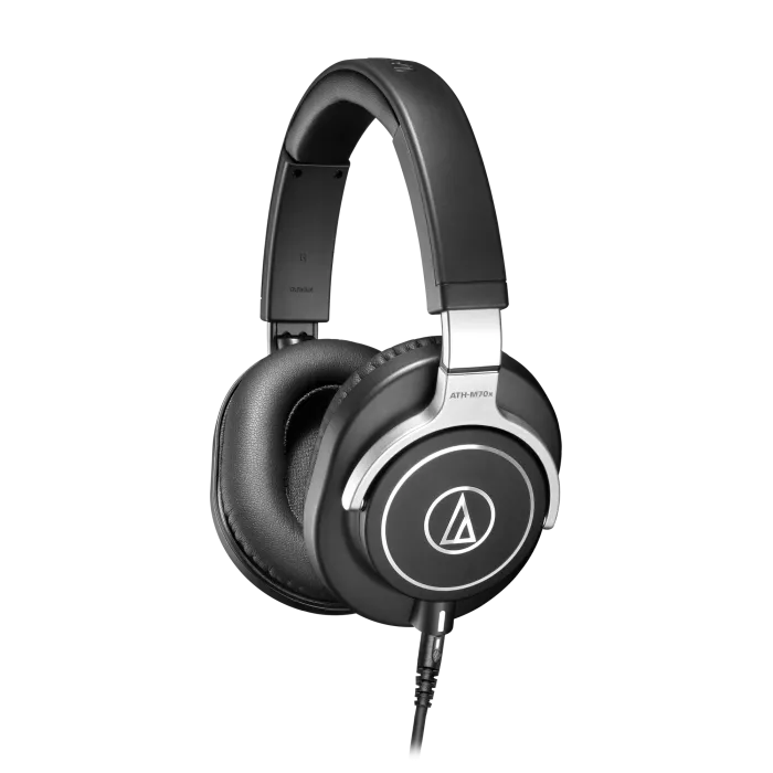 Audio-Technica ATH-M70X мониторные наушники закрытого типа; 45мм динамики; АЧХ 5-40 000 Гц; Поворотная на 90 градусов конструкция чашек; Мониторинг одним ухом; Складная конструкция; В комплекте 3 кабеля, 6,3 мм адаптер-джек, чехол для хранения; Вес 280 г.