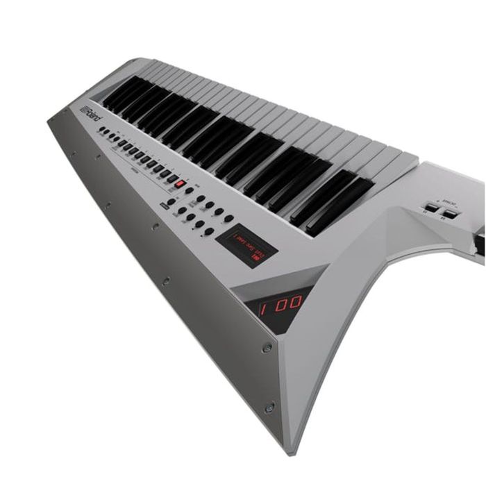 Наплічний синтезатор Roland AX Edge WH на плече