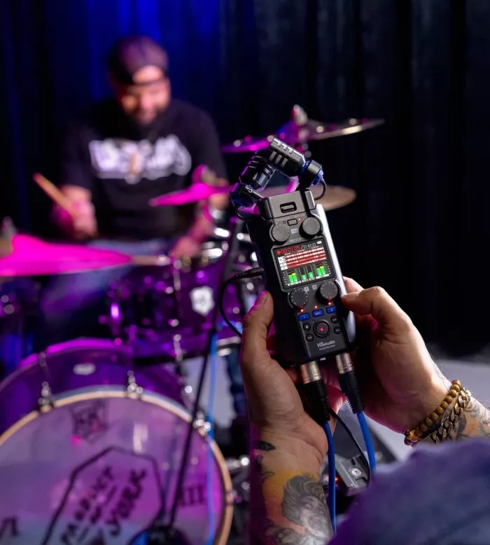 Zoom H5studio рекордер для студии и поля с 32-битным Float, 6-дорожечная запись (4 изолированные дорожки + стерео микс)