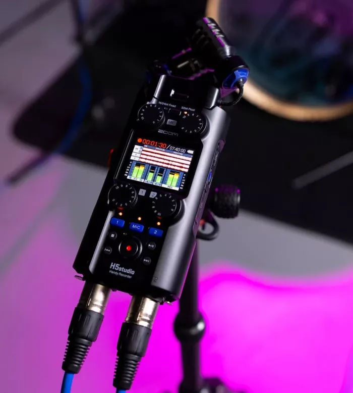 Zoom H5studio рекордер для студии и поля с 32-битным Float, 6-дорожечная запись (4 изолированные дорожки + стерео микс)