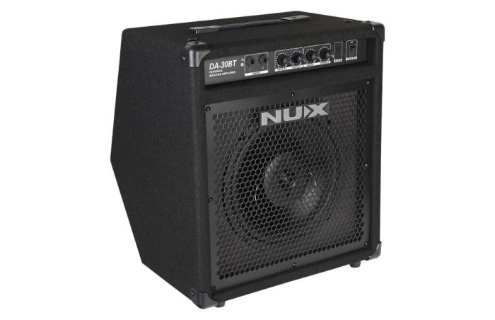 Підлоговий монітор NUX DA 30BT на підлозі