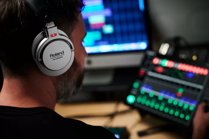 ROLAND RH-200S студійні навушники закритого типу; Поворотні на 180 градусів чаши; Моніторинг одним вухом; В комплекті 6,3мм. адаптер-джек; Вага 200 г.