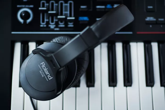 ROLAND RH-5 моніторні навушники закритого типу; АЧХ 10 - 22000 Гц; В комплекті 6,3мм. адаптер-джек; Вага 190 г.