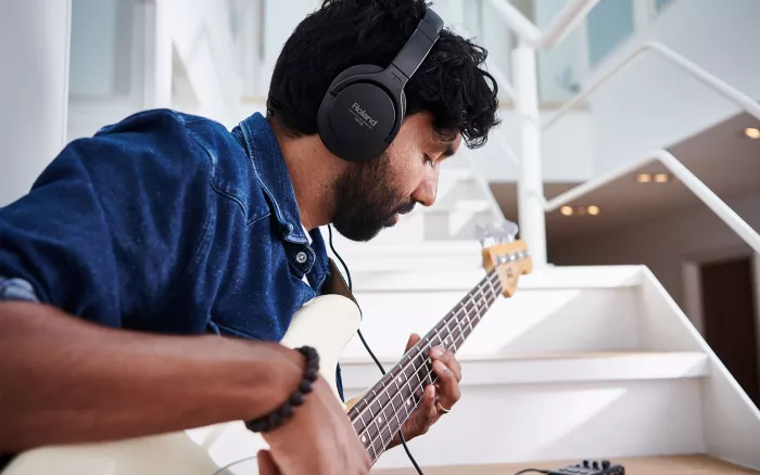 ROLAND RH-5 моніторні навушники закритого типу; АЧХ 10 - 22000 Гц; В комплекті 6,3мм. адаптер-джек; Вага 190 г.