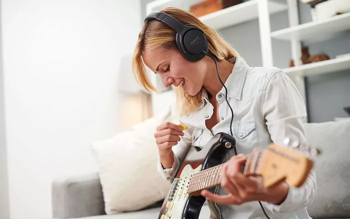 ROLAND RH-5 моніторні навушники закритого типу; АЧХ 10 - 22000 Гц; В комплекті 6,3мм. адаптер-джек; Вага 190 г.