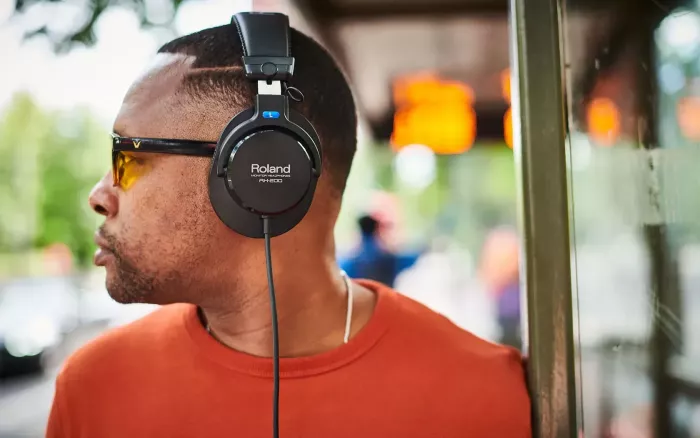 ROLAND RH-200S студійні навушники закритого типу; Поворотні на 180 градусів чаши; Моніторинг одним вухом; В комплекті 6,3мм. адаптер-джек; Вага 200 г.