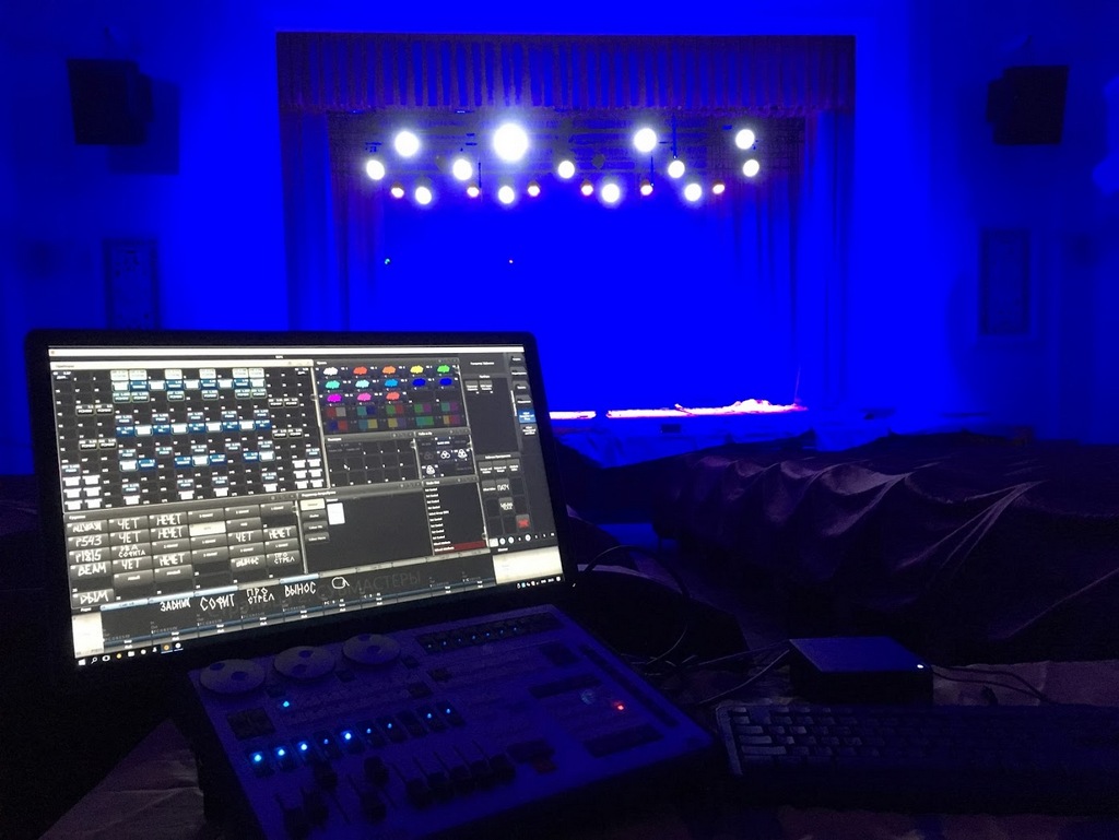 Avolites Titan Mobile вид с монитором