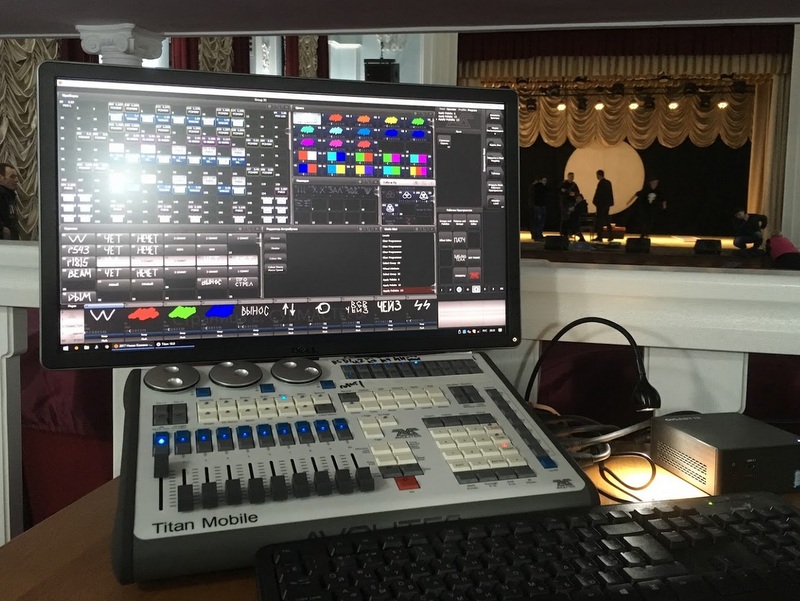 Avolites Titan Mobile вид с монитором